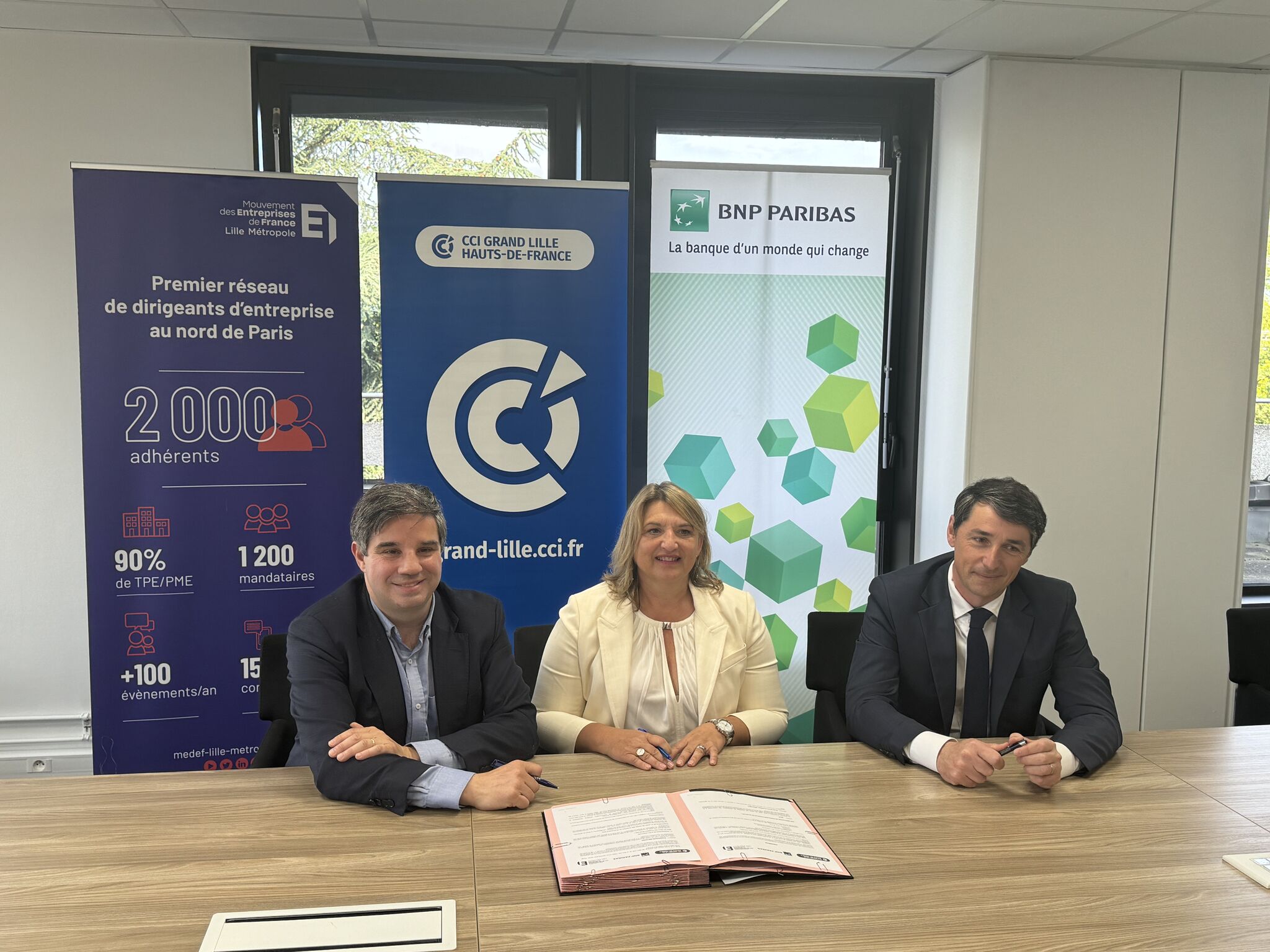 Photo d'une signature de partenariat en faveur de l'entrepreneuriat des femmes